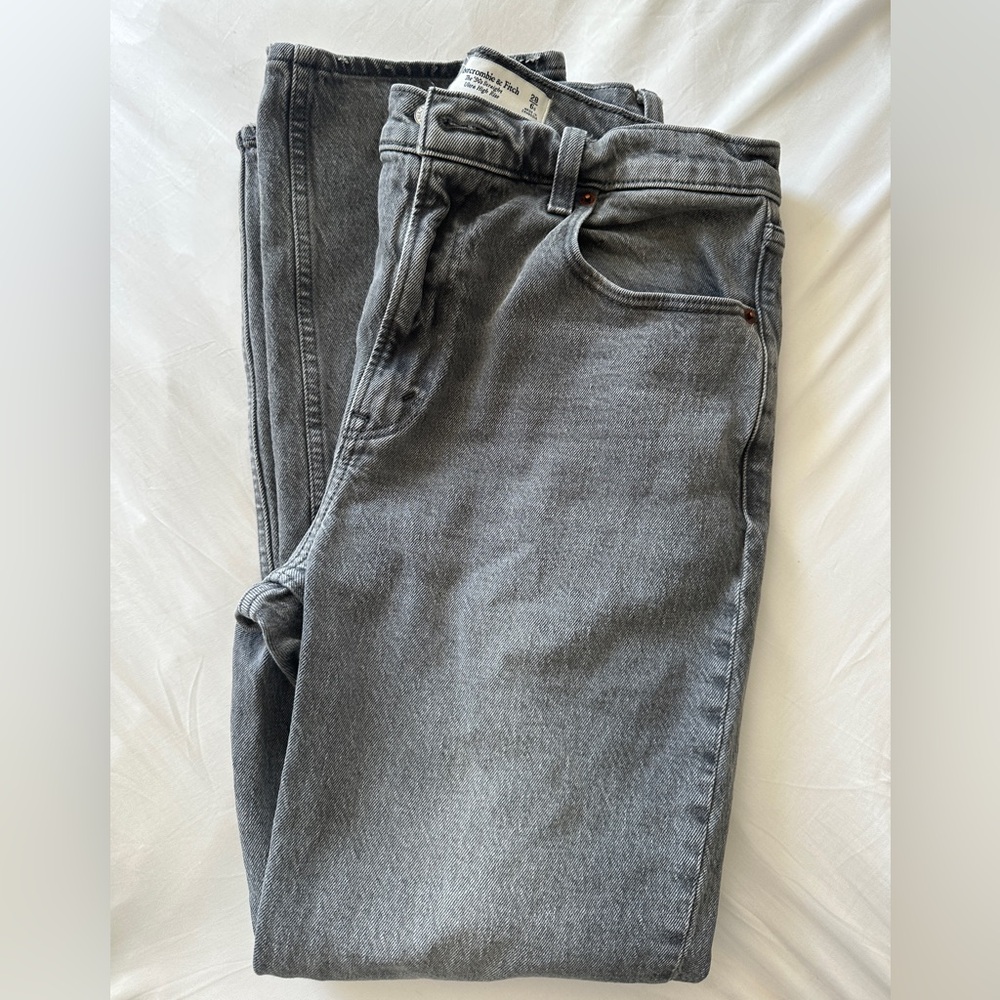 Abercrombie Women’s The 90s Straight Ultra High Rise, gray wash, size 28 short